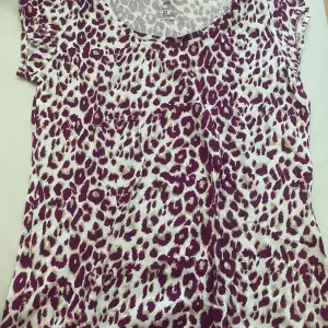 En vintage lila leopard mönstrad tröja från hm! Hör av dig om fler frågor💜