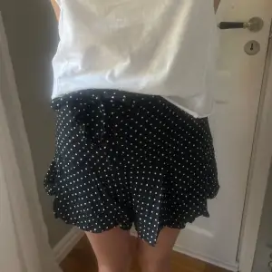 Supersöt kjol från zara med shorts under💕 säljs inte längre, knappt använd 