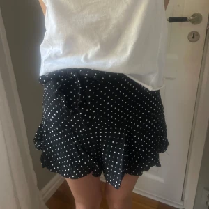 Zarakjol  - Supersöt kjol från zara med shorts under💕 säljs inte längre, knappt använd 