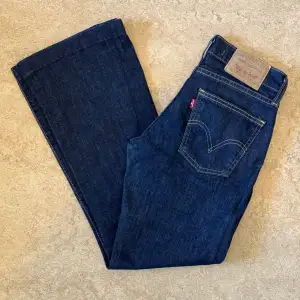 Levis jeans i modellen 10529 Bootcut, gott skick. Storlek: 27 W, 32 L, Midja: 33 cm Ytterben: 92 cm Benöppning: 21.5 cm