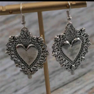  Vintage gotisk Stickbloss Hjärta Örhängen - Aldrig använt  Ny Okänd metall 