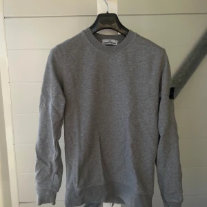 STONE ISLAND CREW NECK - Stone Island tröja köpt på NK i Göteborg. 