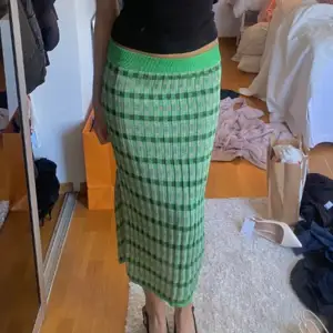 Populär grön mango kjol som inte går att få tag på online längre! Därav priset💕🫶 jag är 174cm