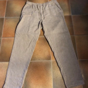 Linné blandning  - Säljer ett par linne byxor som är i blandning av polyester och linne! Skick 9-10, storlek s, väldigt snygga och sköna att ha på sommaren☀️