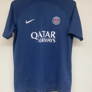 PSG Tröja - Skitskön PSG tröja som är slutsåld överallt, skick: 9/10, Använd Runt 3-4 ggr Dma för mer bilder! 💯💸