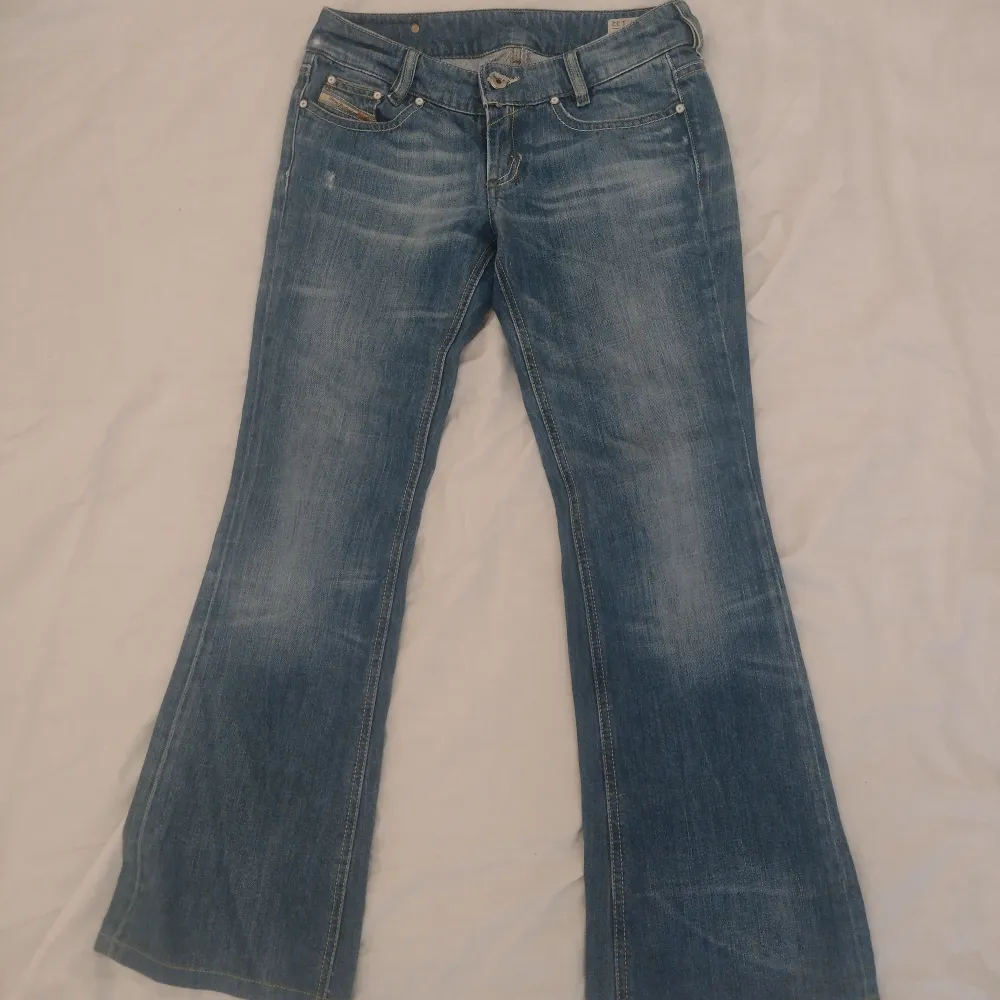 Super snygga diesel bootcut jeans! Köpta på second hand i London för 500 kr aldrig använda så i bra skick!💞 TRYCK ALDRIG PÅ KÖP NU. Jeans & Byxor.