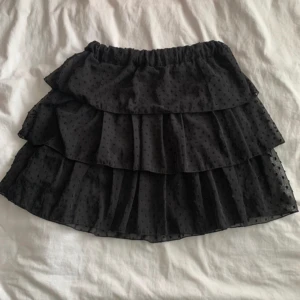 svart kjol - Jättesöt svart volangig kjol💗 pris kan alltid diskuteras 