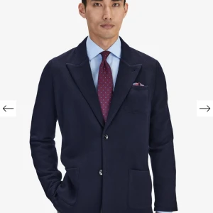 Blå stickad kavaj - Säljer denna snygga stickade kavajen från john henric. Den är i storlek M och i bra skick, inga skavanker. Nypris är 2500kr.