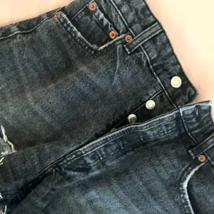 Jättesnygga jeansshorts från Zara i en fin grå färg. Tyvärr lite stora för mig (165) och därav säljer jag dom. ❣️❣️