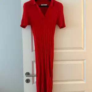 Ny skick klänning röd från NA-KD 