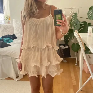 Hm volang klänning - Jättesnygg volangklänning från Hm! Köpt här på plick och helt slutsåld på hms hemsida💗lånade bilder