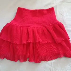 Superfin kjol endast använd en gång den är som i ny skick. Superfin och skönt material 