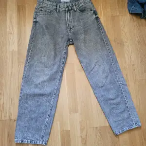 Ett par gråa jeans bypris 600 men säljer för 200