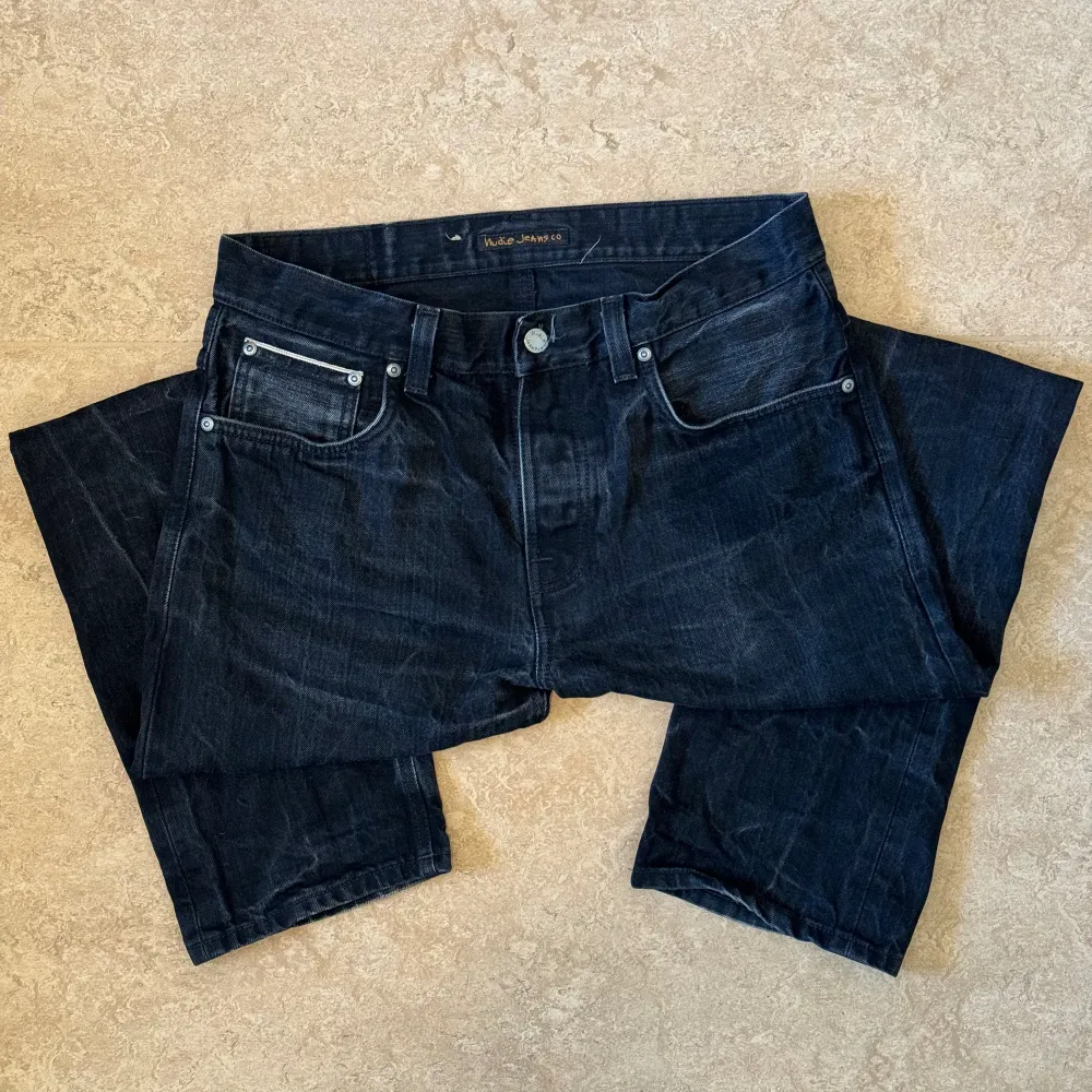 Nudie Jeans i modellen Sleepy Sixten och färgen ”Dry Black Selvage”, använda till en snygg wear och i gott skick. Storlek: 32 W, 32 L , Midja: 41.5 cm Ytterben: 103.5 cm Benöppning: 19 cm. Jeans & Byxor.