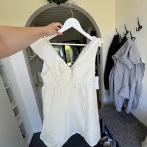 Vit avslutningsklänning - Studentklänning/avslutningsklänning som är oanvänd med prislapp kvar! Slutsåld på hemsidan tror jag, storlek M, säljer för jag ska ha en annan