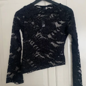 Festtopp - Superfin festtopp ifrån boohoo. Fick den i present men säljer då den tyvärr är förliten. Bara att skriva vid frågor💕