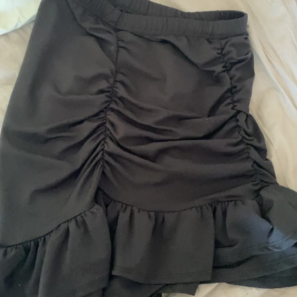 Skön fin svart volang kjol längst ner fin o passar bra till mycket . Kjolar.