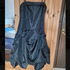 Svart klänning  - En sååå söt svart klänning från Vera och Moda. Passar tyvär inte mig :(