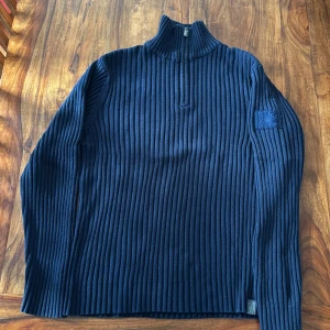 Fleecetröja - En mörkblå fleecetröja. Hyfsat använd men har mycket kvar att ge. Vet inte vad det är för märke eller vilken storlek men sitter som en L/XL