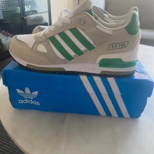 Adidas skor helt nya - St42 aldrig använda har bara gått inomhus nypris är 1500 jag säljer dom för 850 bra och väldigt sköna skor bra till sommaren 