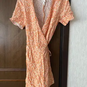 Fin orange klänning ”omlott”, använd 1-2 gånger. Storlek S från H&M.