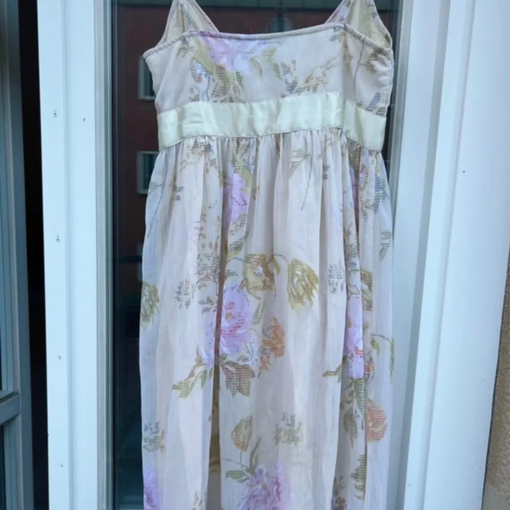 Säljer då den tyvärr inte passar mig😭 Jättebra skick, perfekt för sommaren Jag är 170 cm och den går ner till knäna på mig. Klänningen har en dragkedja vid ena sidan🩷 (Två sista bilderna är lånade). Mekot.
