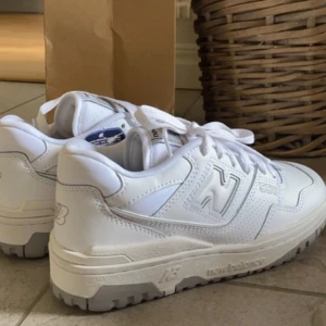 New balance skor vita  - Bara testade! Är för små för mig🤍köpta för 1200kr, om fler bilder önskas så fixar jag det🫶🏽är i storlek 37 men skulle säga att dem passar 35-36 mer!
