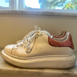 Alexander mcqueen skor - Säljer eller byter dessa skor! Byter mot annan färg men samma storlek💕💕Använda men inte så mycket💕💕Skriv vid frågor