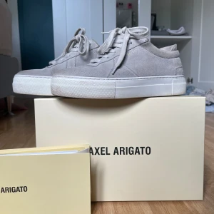 Axel Arigato  - Bra skick men ändå ganska välanvända, orginalpris : 2500kr Mitt pris: 1000kr