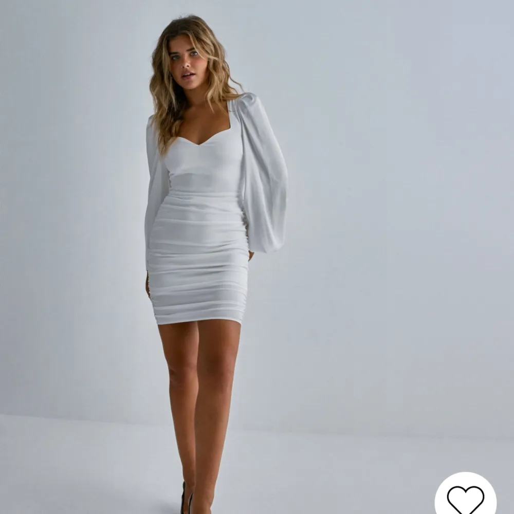 Säljer denna vita klänning i satin, från Nelly. Helt oanvänd och lappen sitter kvar. Nypris är 599 kr, mitt pris kan diskuteras . Klänningar.