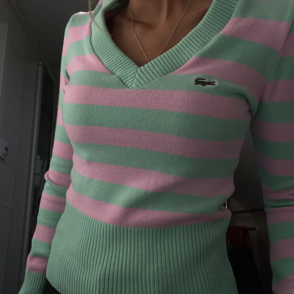 Rosa/grön randig Lacoste tröja köpt från plick. Nyskick då den aldrig kommer till användning🙌🏼storlek M men passar mig som har S också. Tröjor & Koftor.