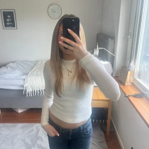 Stickad vit tröja - Stickad vit tröja som är figursydd, suuper skön! Inga defekter💗Passar Xs-M