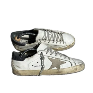 Golden goose - Hej. Säljer nu mina perrekta golden goose till sommaren! Skornas skick är 9/10 och mycket av slitet är design. Vid köp eller frågor är det bara att hojta till!  Mvh/reselluxe