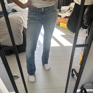Jeans  - Blåa lätt bootcutade jeans från Replay! Bra skick!