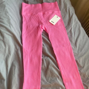 Rosa tränings tights - Aldrig använd. Prislapp kvar. Bra skick. Rosa tränings tights. Pris kan diskuteras. 
