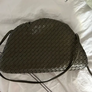 Väska - Intressekoll på min så fina och populära väska från Jackie som inte säljs längre. Den är så cool och rymmer mycket!💗 köpt för runt 2000. 