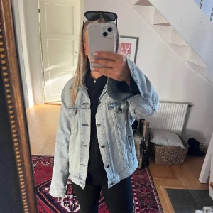 Levi’s jeans jacka  - Jätte snygg jeans jacka som inte kommer till användning då jag har flera! Nypris 1200, säljer för 499💗