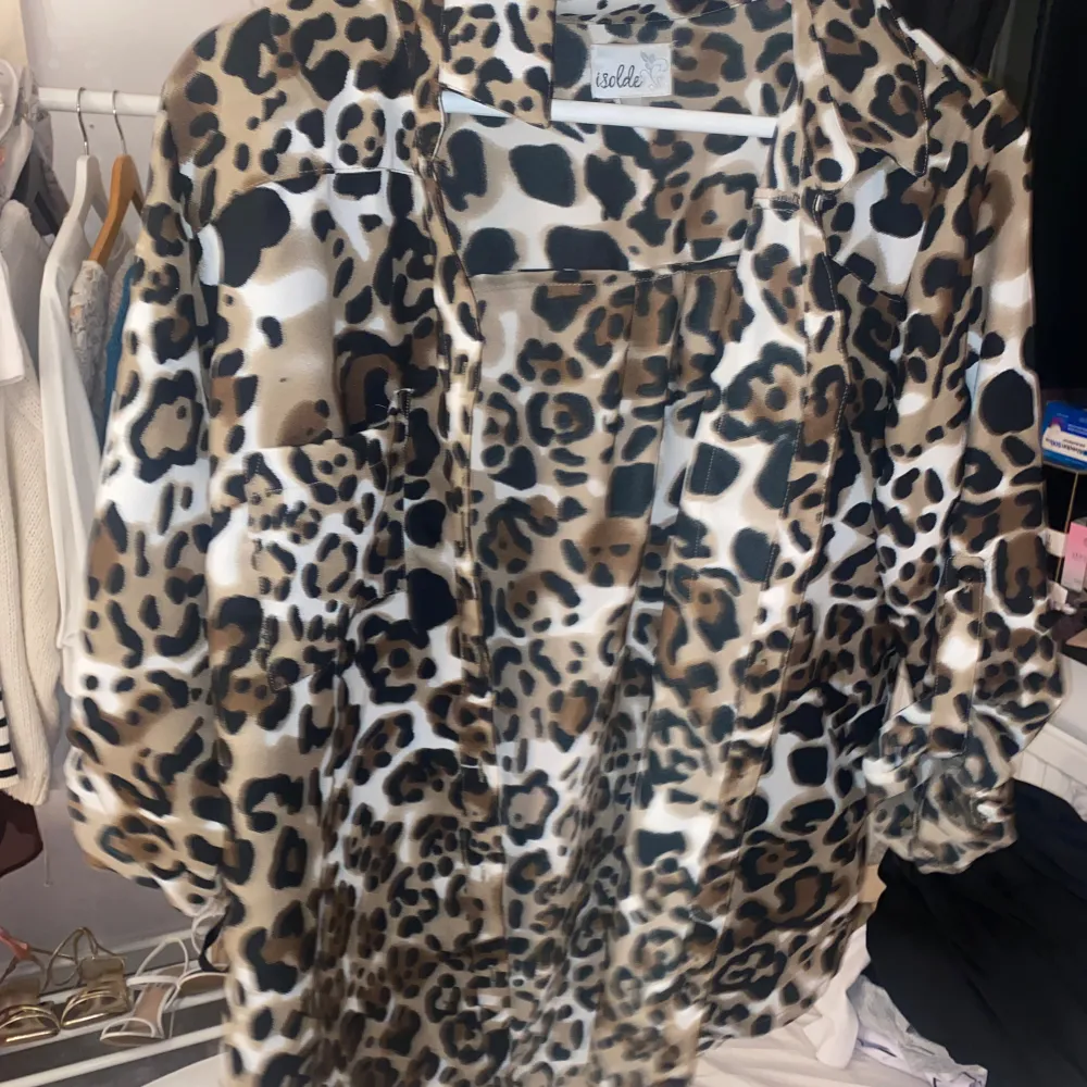 en leopard mönstrad skjorta som man kan knyta upp och är super snygg och iconic att ha på sig.. Skjortor.