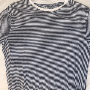 t-shirt - en randig t-shirt har aldrig haft på mig den men den är ändå fin formad och en klassiker