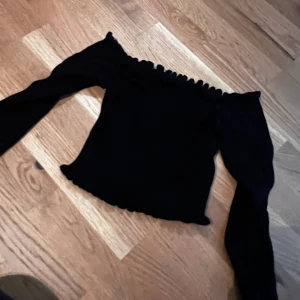 offshoulder top - offshoulder topp från newyorker. använd men bra skick, storlek S.