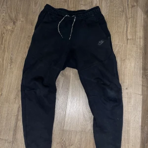 Nike Tech Byxor (ÄKTA) - inga skador tröja finns också, pris kan diskuteras vid snabb affär