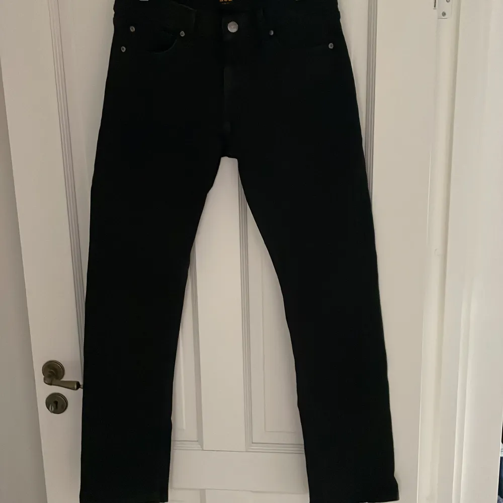Tja säljer dessa tvär feta jeans ifrån lee storlek 31 32 sitter lite stort på mig som är 178 skit snygg regular passform me inga slitningar. Hör av er vid   funderingar⛱️. Jeans & Byxor.