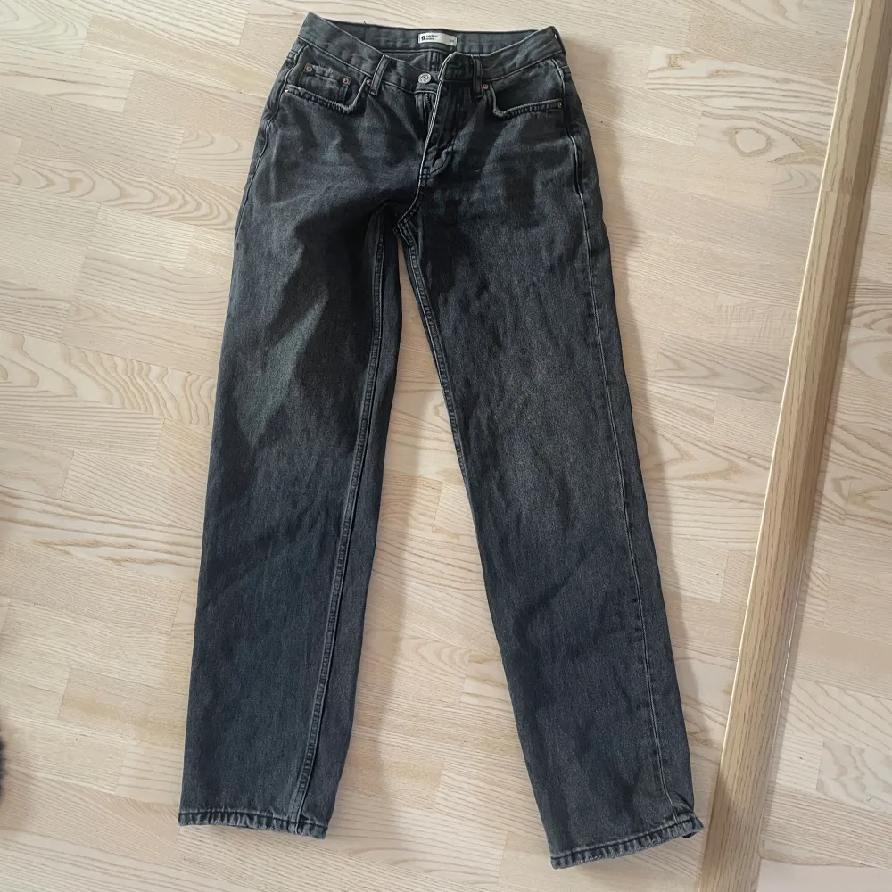 Lågmidjade jeans från Gina tricot i storlek 34. Passar mig som är 170 cm i längden. Skriv för mått eller fler bilder 💗. Jeans & Byxor.