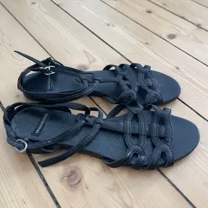 Strappy sandaler från Vagabond  Mycket bra skick  23,9 cm långa  Storlek: 37,5