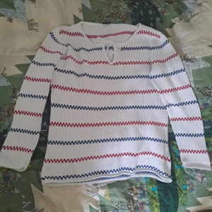 Pippitröja  - Stickad tröja med fin detalj vid halsen. Vid funderingar skicka gärna pm. Pris är diskuterbart. ☺️💗