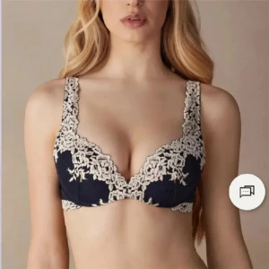 Intimissimi bh - Vill helst byta mot en marin blå i storlek 70 b. Annars köpa för 355 storlek 75b Inga defekter, som ny