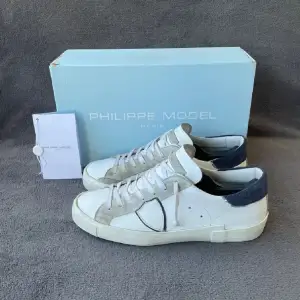 Trendiga och väldigt feta Philippe skor | Näst intill nya, 9/10 skick | retail=3899kr | säljer för 3000kr | läder med blå mocka vid hälen|