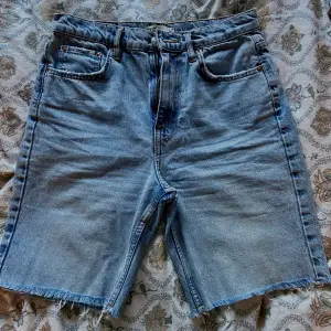 Midrise jeansshorts från Gina Tricot som köptes för ca 2 år sedan och har inte använts särskilt mycket. Kontakta vid frågor🫶