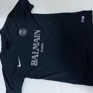 PSG X BALMAIN - Tjena säljer denna PSG X BALMAIN tröjan då den inte passar mig alls, använd få gånger, skicket är 9/10 inga defekter Endast seriösa köpare!!!