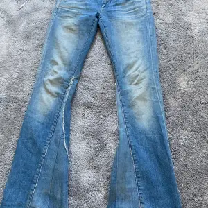 Coola low waist bootcut jeans från g-star. Dem är använda men i gott skick.
